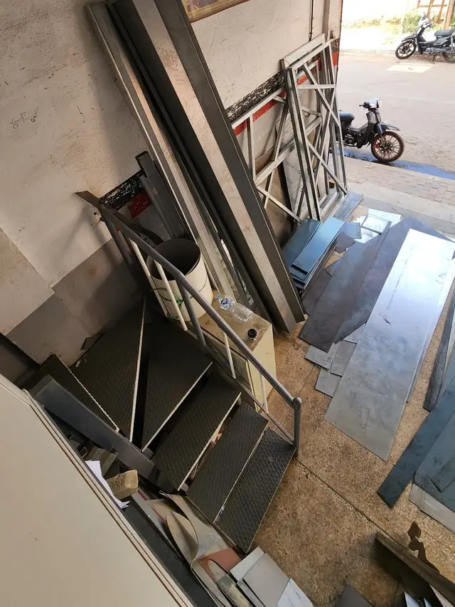 Châssis et chutes de tôle à l’entrée de l’atelier
