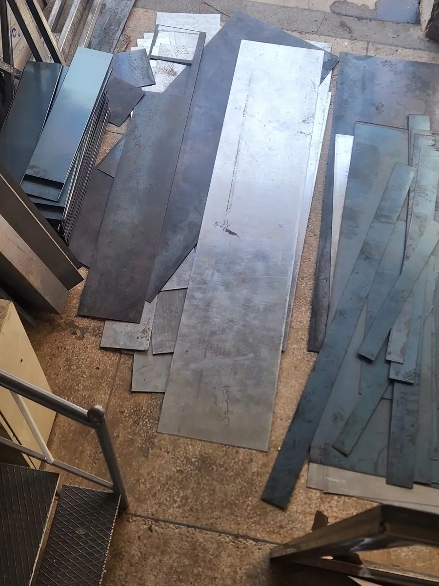 Tôles et chutes d’acier dans l’atelier PLITOLE à Tikiouine